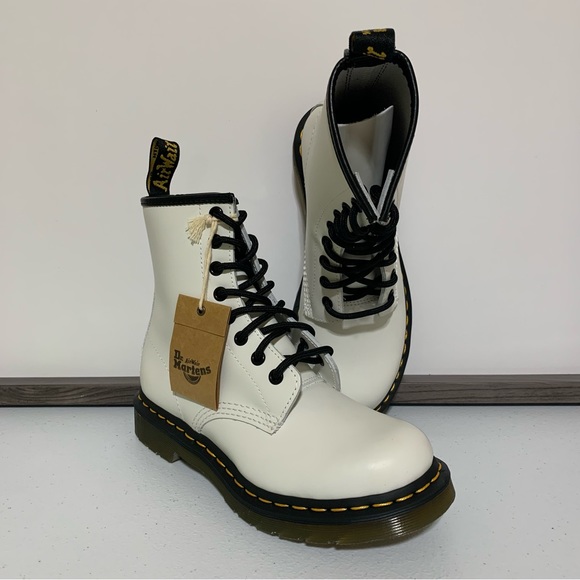 The Dr. Martens Women’s 1460 Smooth Leather Lace Up Boots-Size 6 NWT - Picture 5 of 11